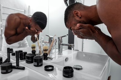 Zo bouw je als man een skincare routine op